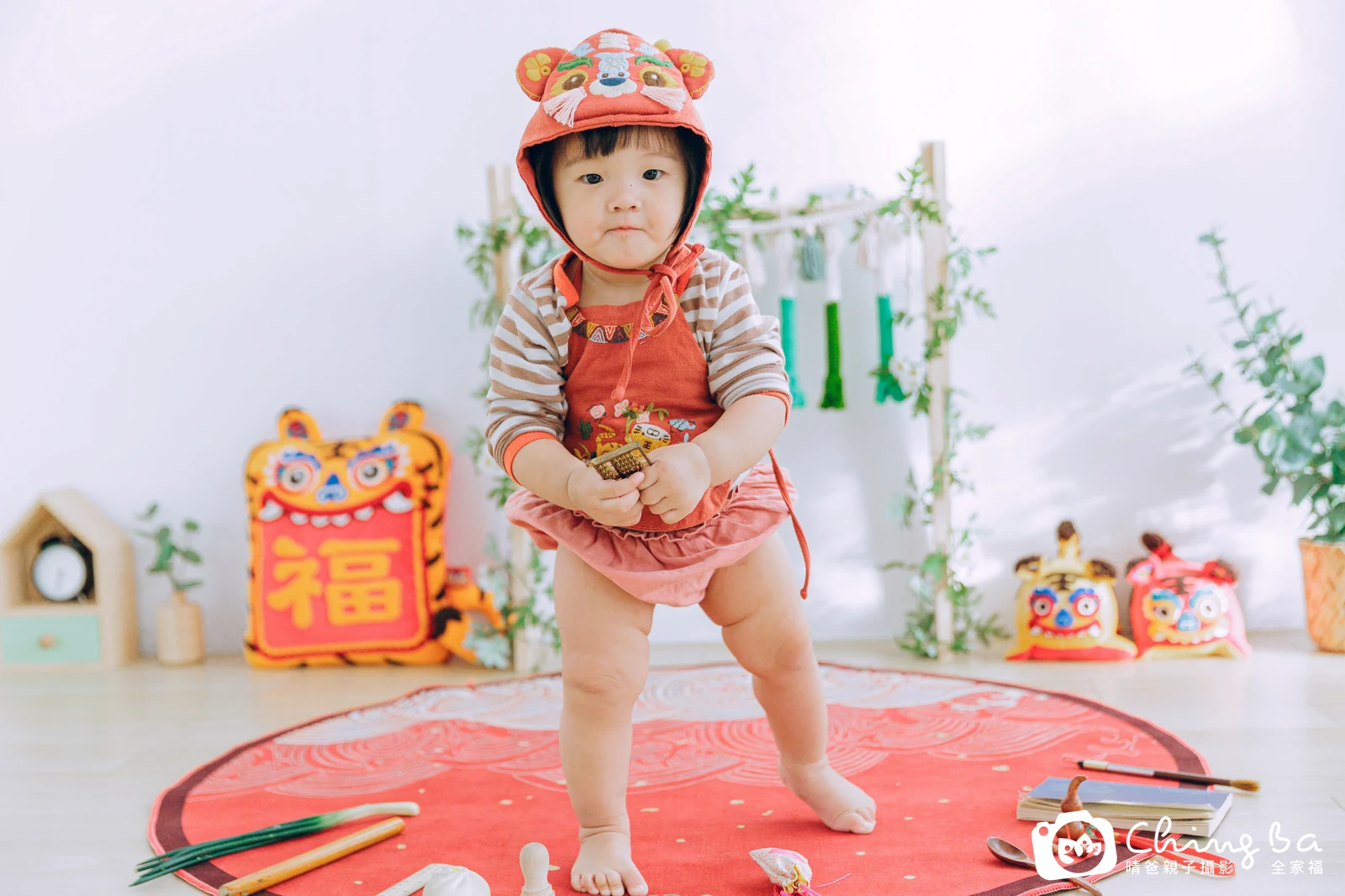 約 1 歲寶貝的包子拍抓周,4 大 3 小的周歲紀念