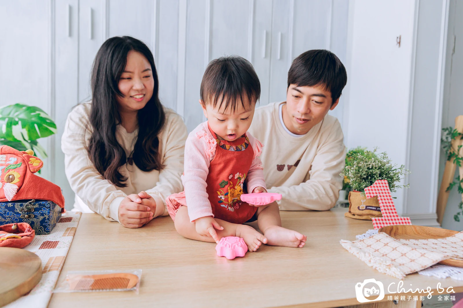 妤在台中拍小家庭抓周的珍貴一刻
