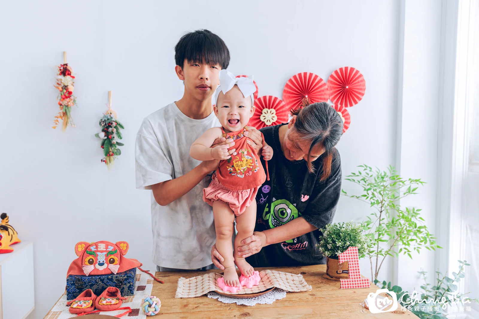滿滿周歲抓周儀式的紀錄（2025 年夏季）