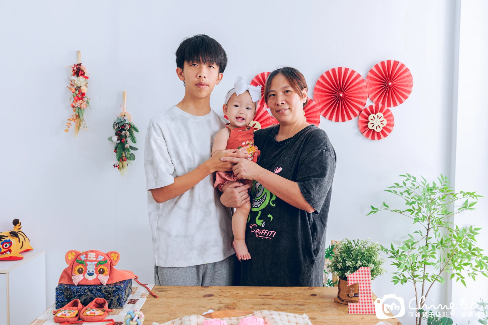 1 歲寶貝的滿滿拍抓周，5 大 1 小的周歲紀念