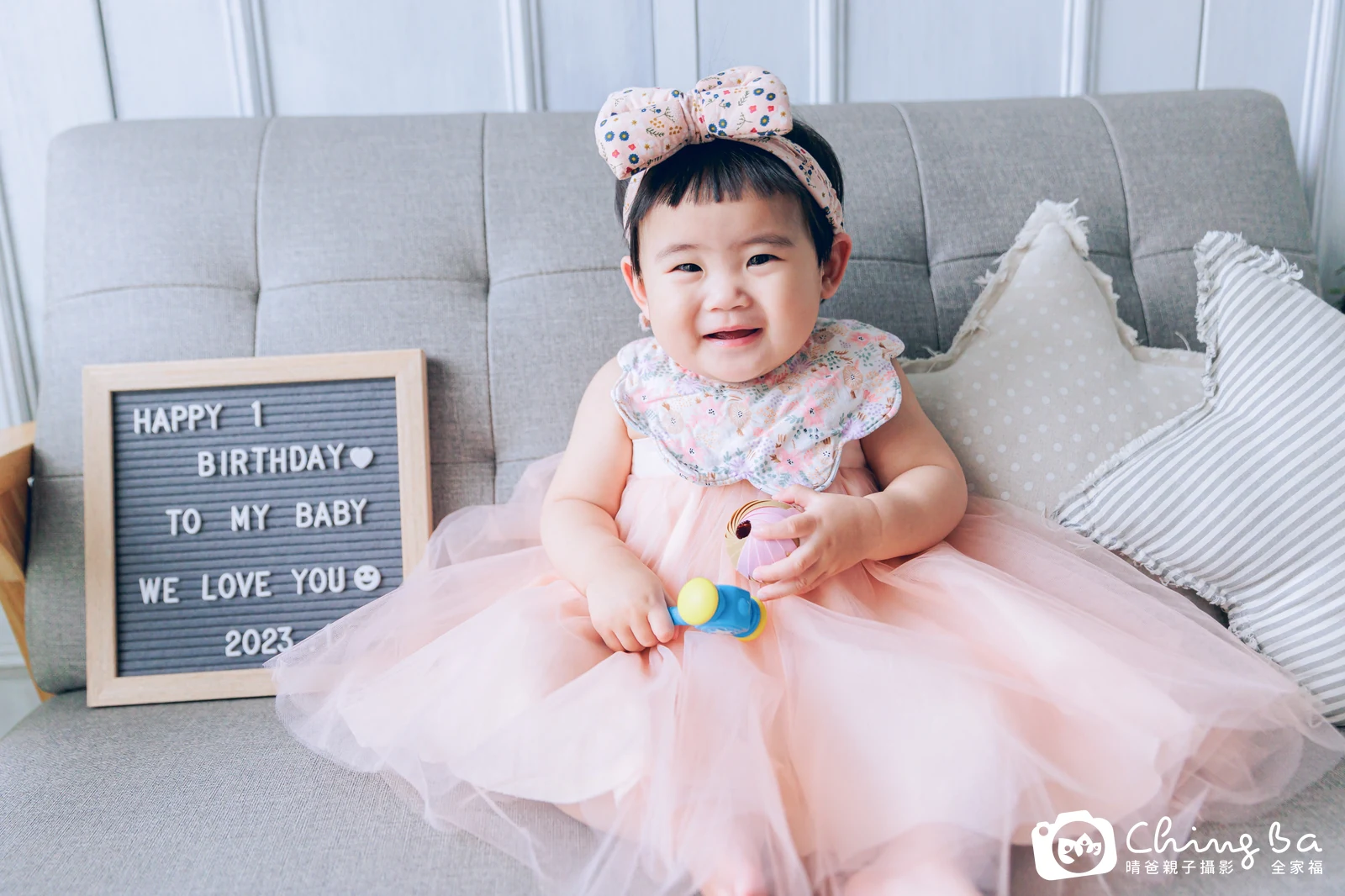 1 歲 1 個月寶貝的緋緋拍抓周,2 大 2 小的周歲紀念