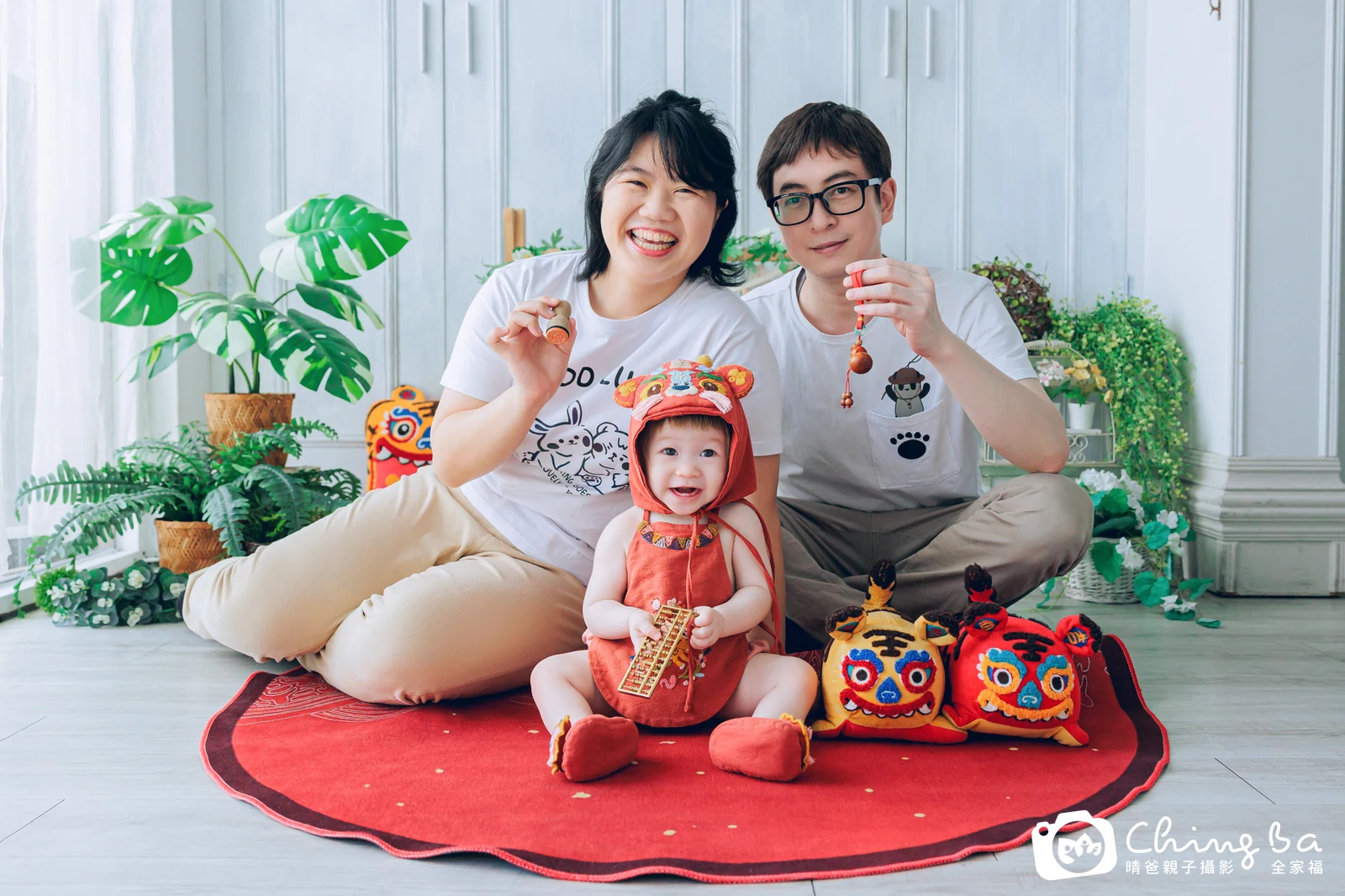 1 歲寶貝的小臻拍抓周,2 大 1 小的周歲紀念