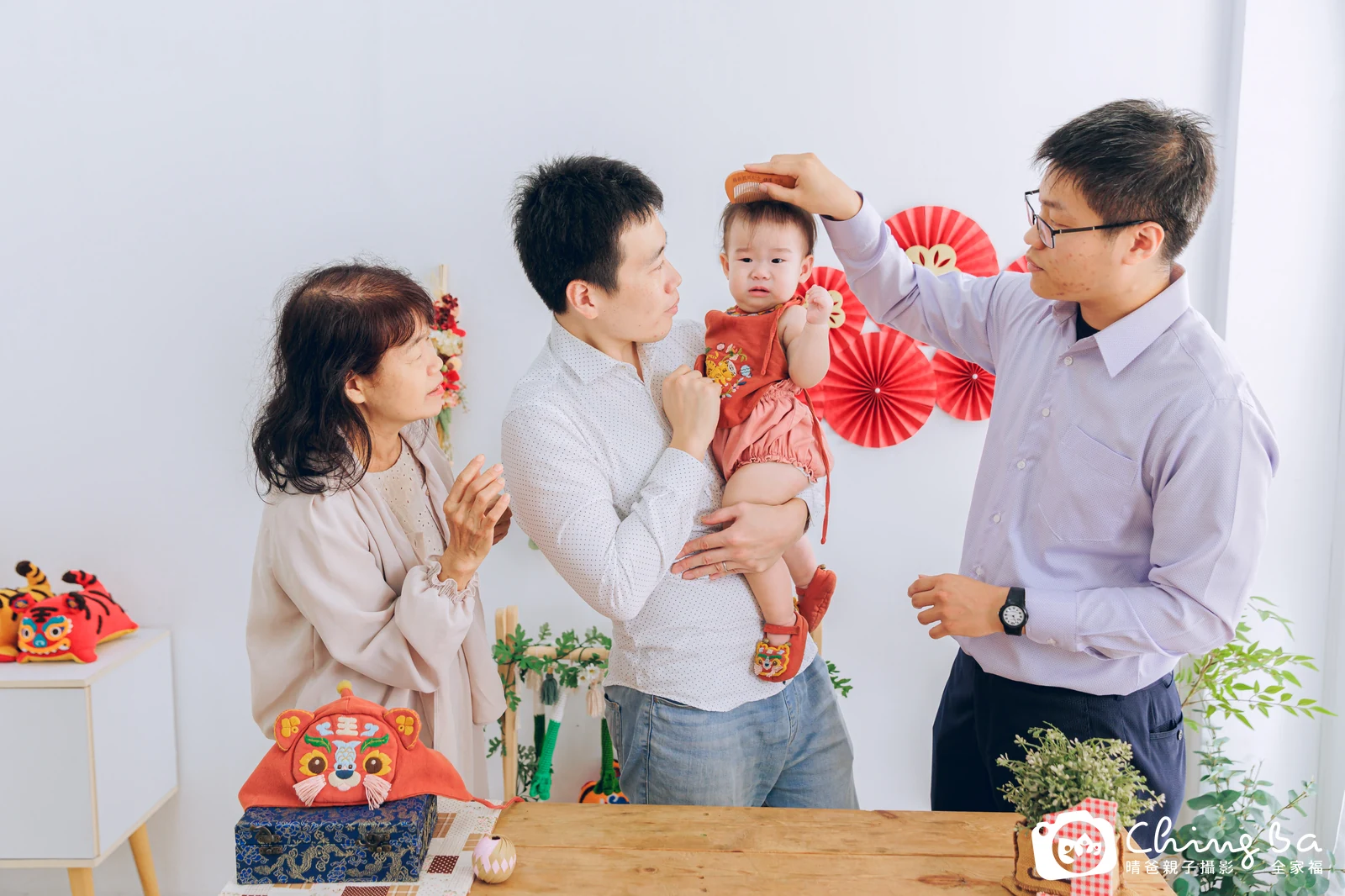 晴晴周歲抓周儀式的紀錄（2023 年冬季）