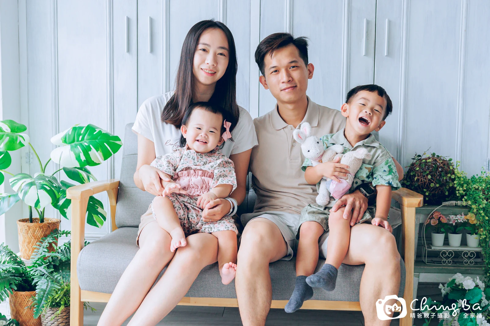1 歲寶貝的小妘拍抓周，2 大 2 小的周歲紀念