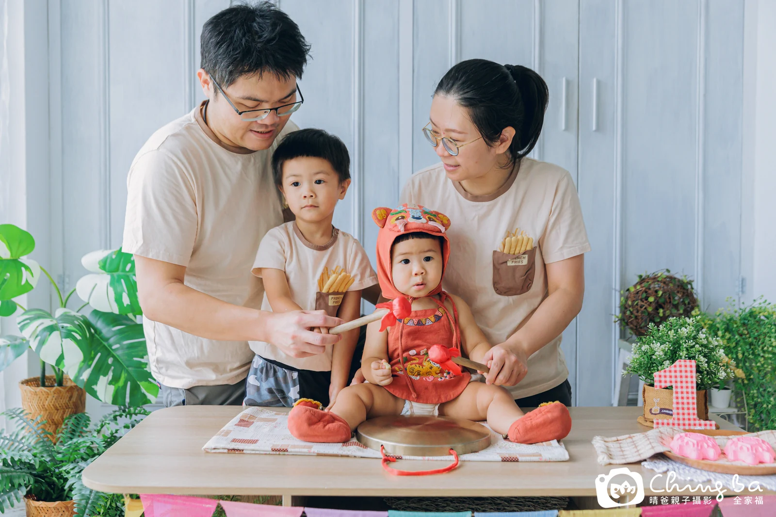 寶弟周歲抓周儀式的紀錄（2025 年夏季）