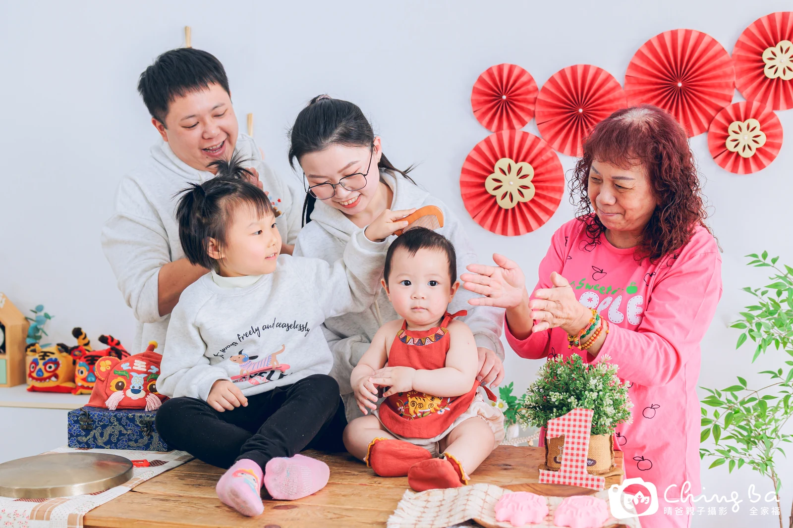 小家庭抓周拍作品|2026 年春季|晴爸親子攝影