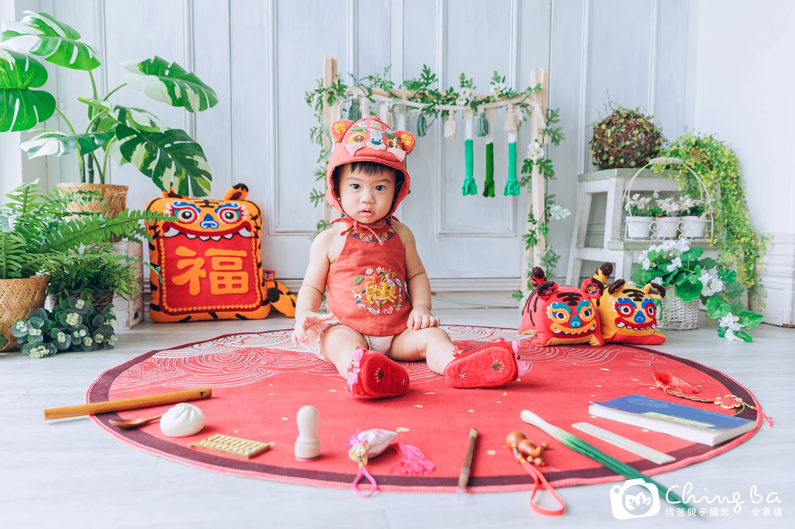 約 1 歲寶貝的泓泓拍抓周,2 大 1 小的周歲紀念