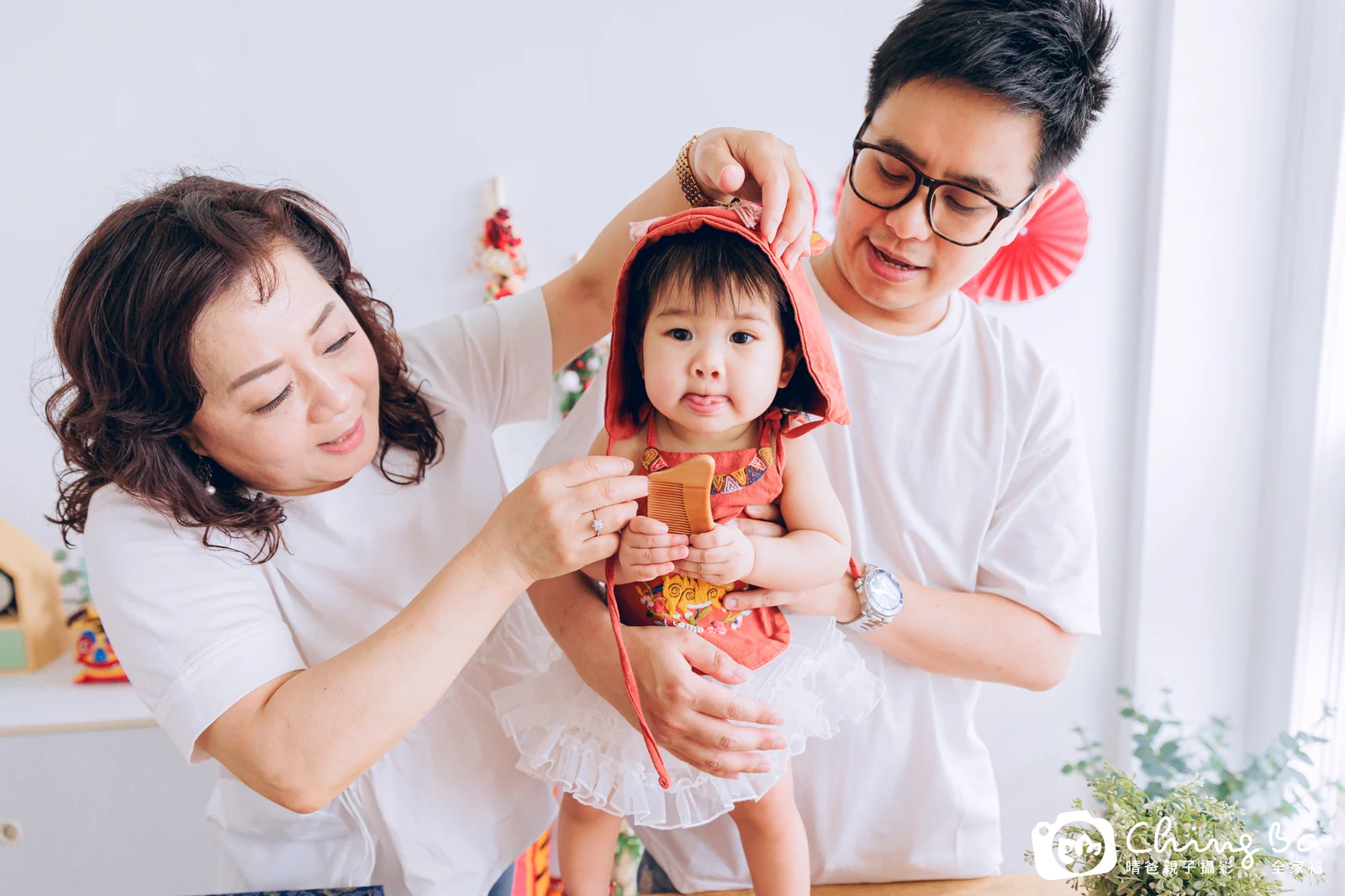 約 1 歲寶貝的恩恩拍抓周，7 大 1 小的周歲紀念