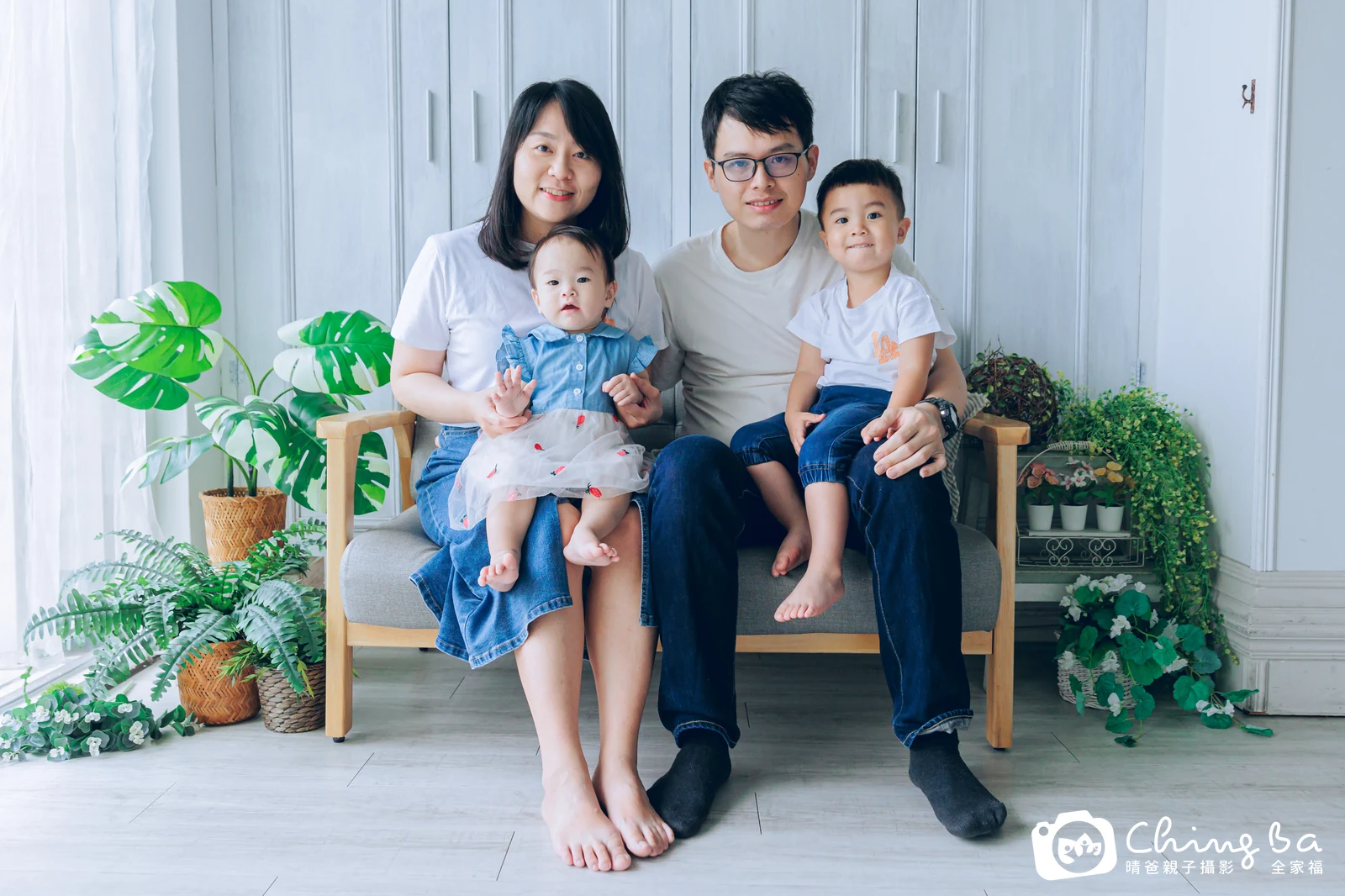 霏霏周歲抓周儀式的紀錄（2025 年夏季）