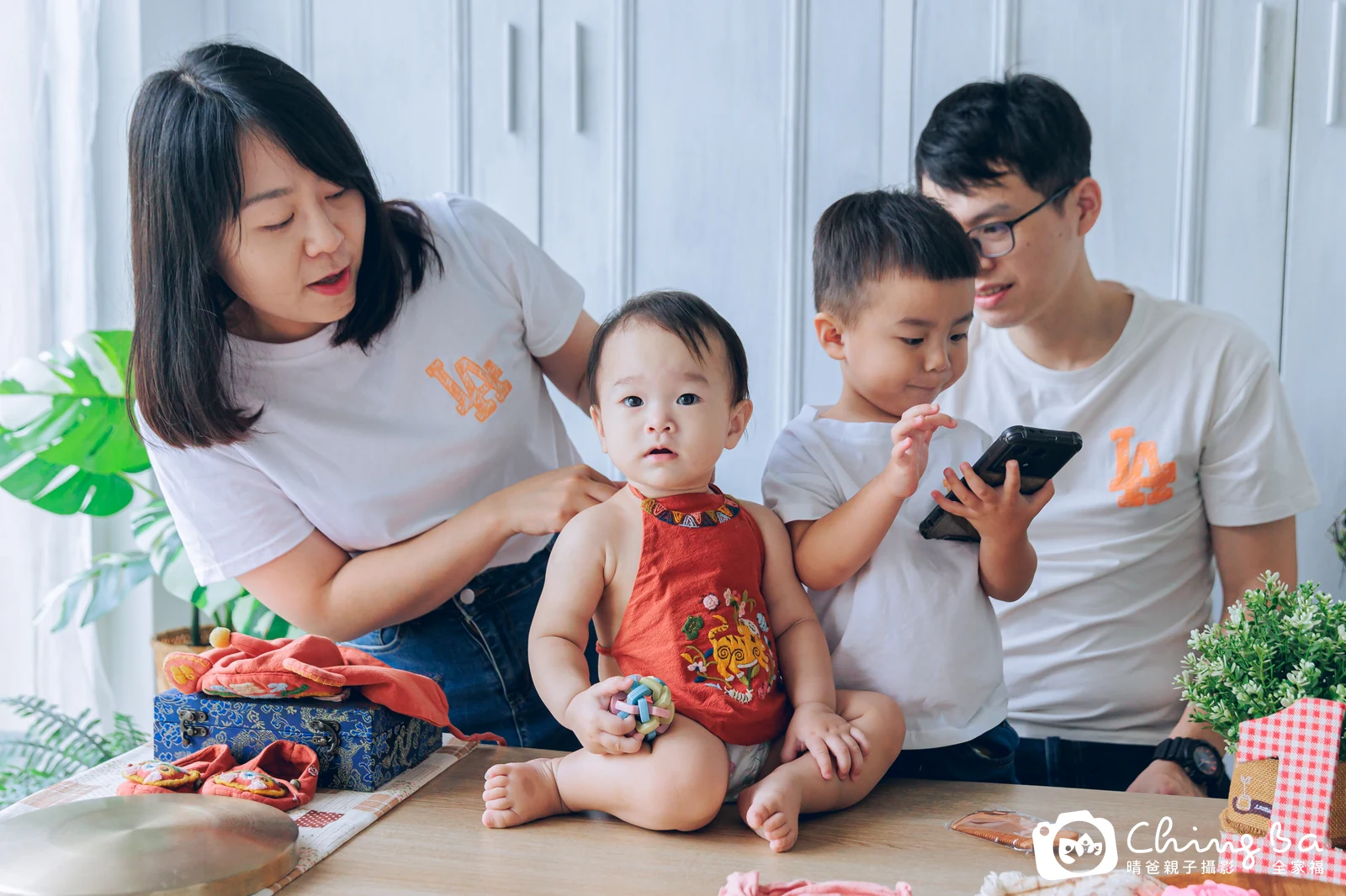 霏霏周歲抓周儀式的紀錄（2025 年夏季）
