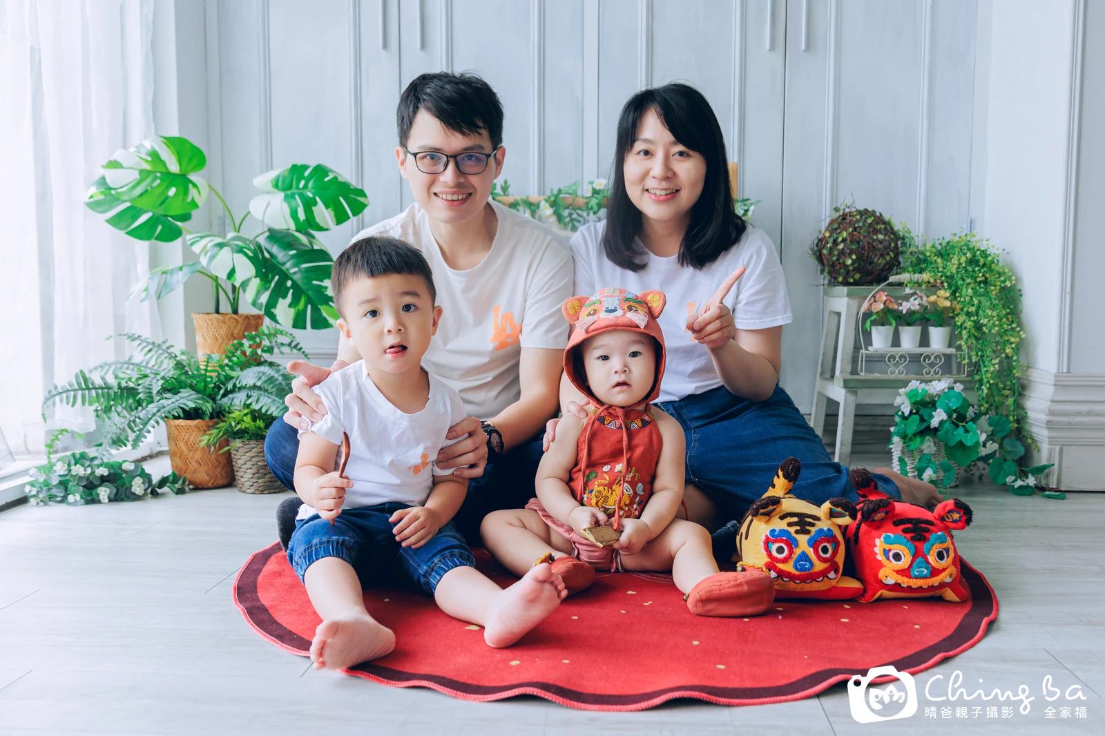 霏霏周歲抓周儀式的紀錄（2025 年夏季）