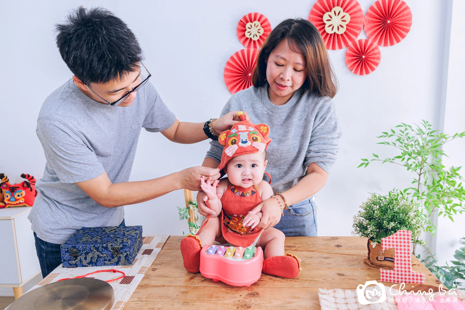 1 歲寶貝的彥彥拍抓周,5 大 1 小的周歲紀念