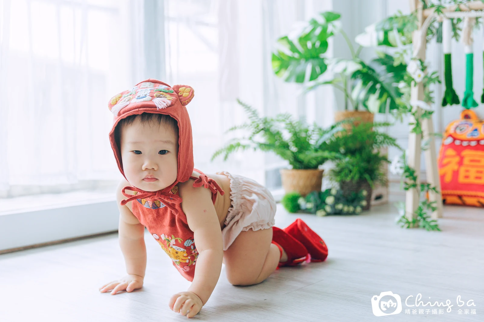 約 1 歲寶貝的閎ㄟ拍抓周，2 大 1 小的周歲紀念