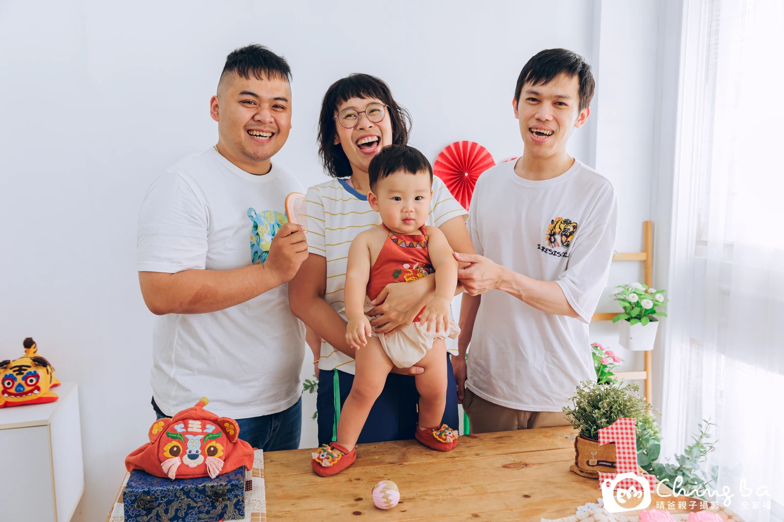 1 歲寶貝的松松拍抓周,9 大 1 小的周歲紀念