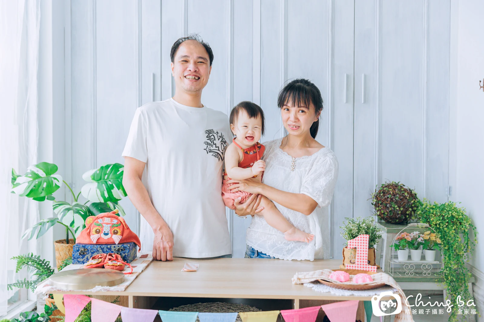 1 歲寶貝的小妞妞拍抓周,2 大 1 小的周歲紀念