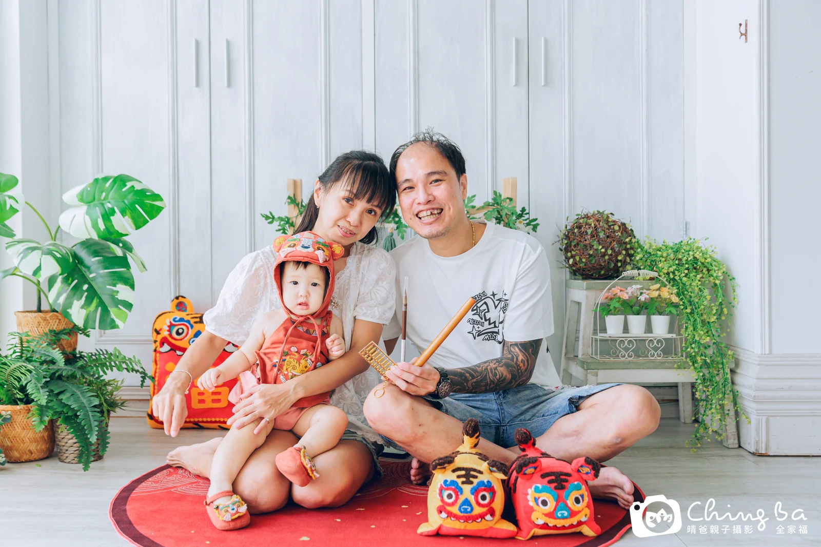 1 歲寶貝的小妞妞拍抓周,2 大 1 小的周歲紀念
