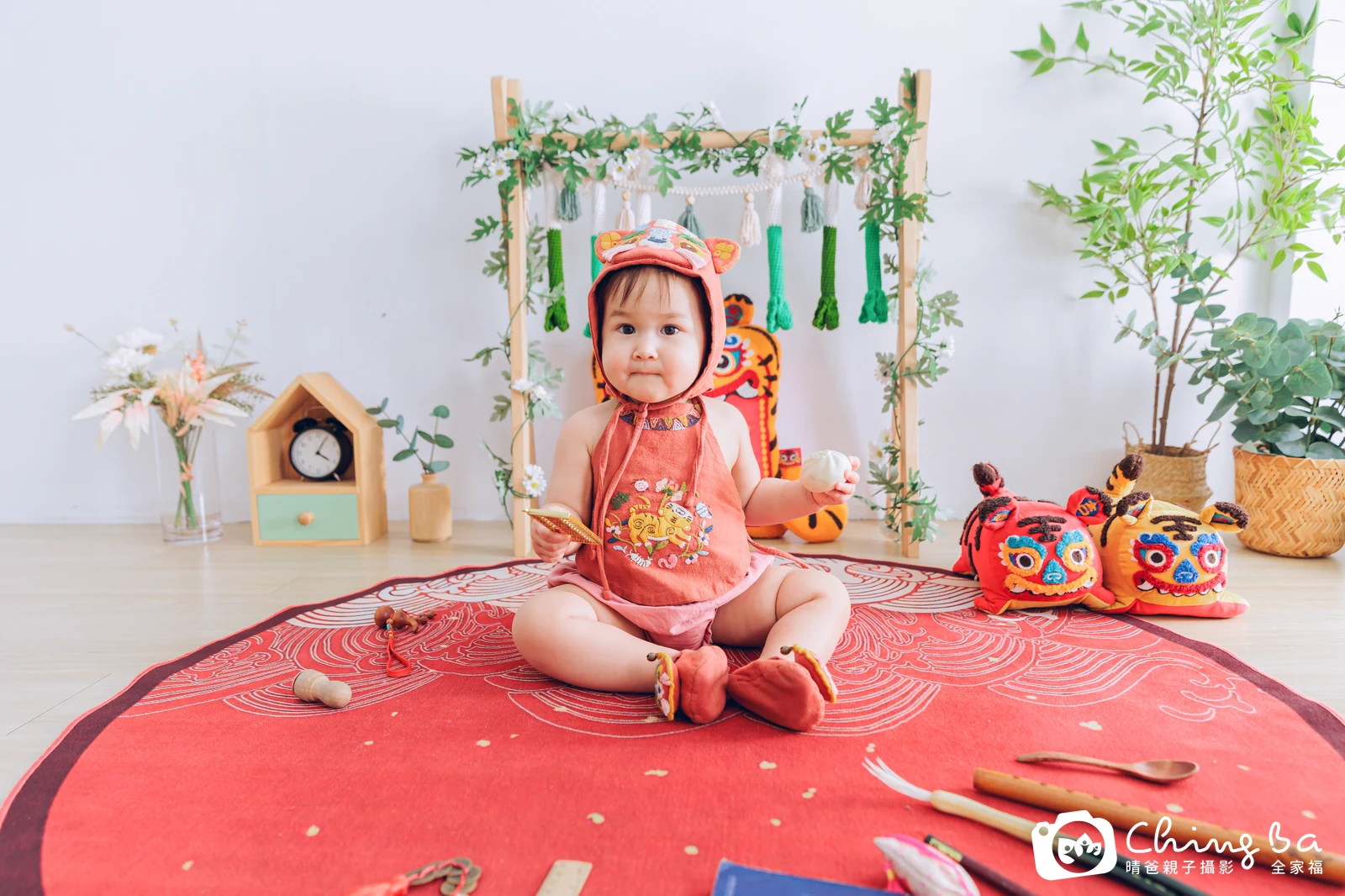 約 1 歲寶貝的Alina拍抓周，4 大 1 小的周歲紀念