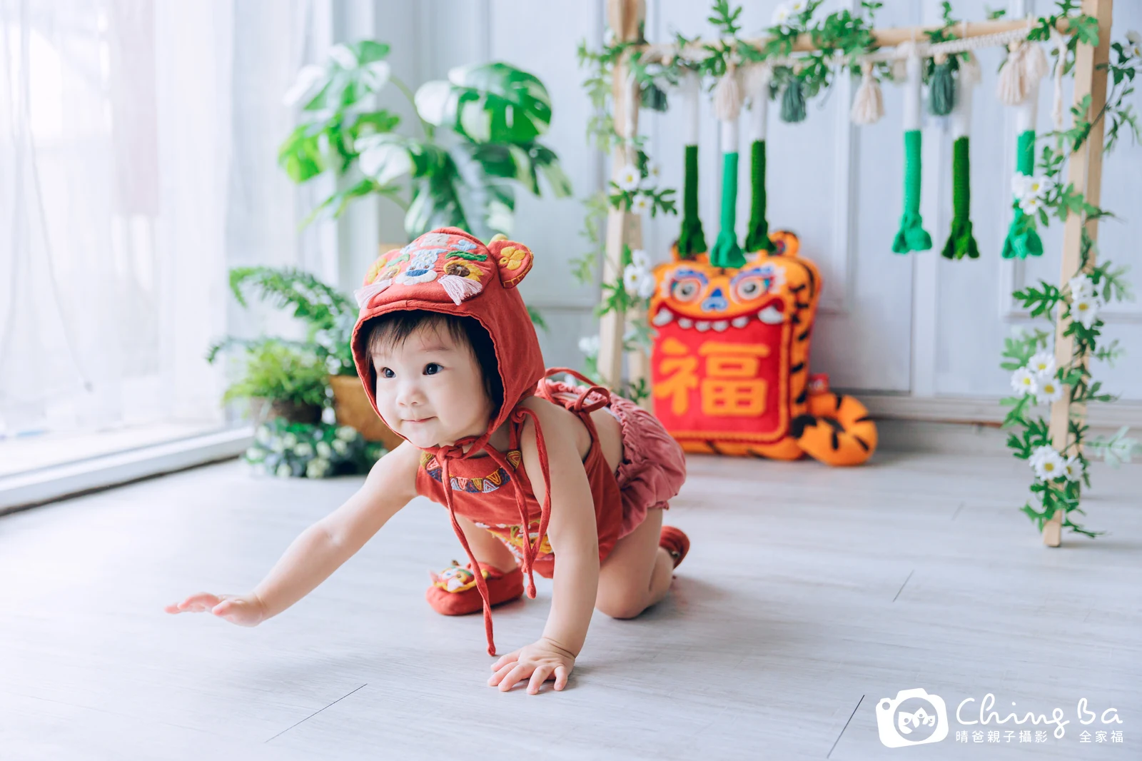 約 1 歲寶貝的小璦拍抓周,2 大 1 小的周歲紀念