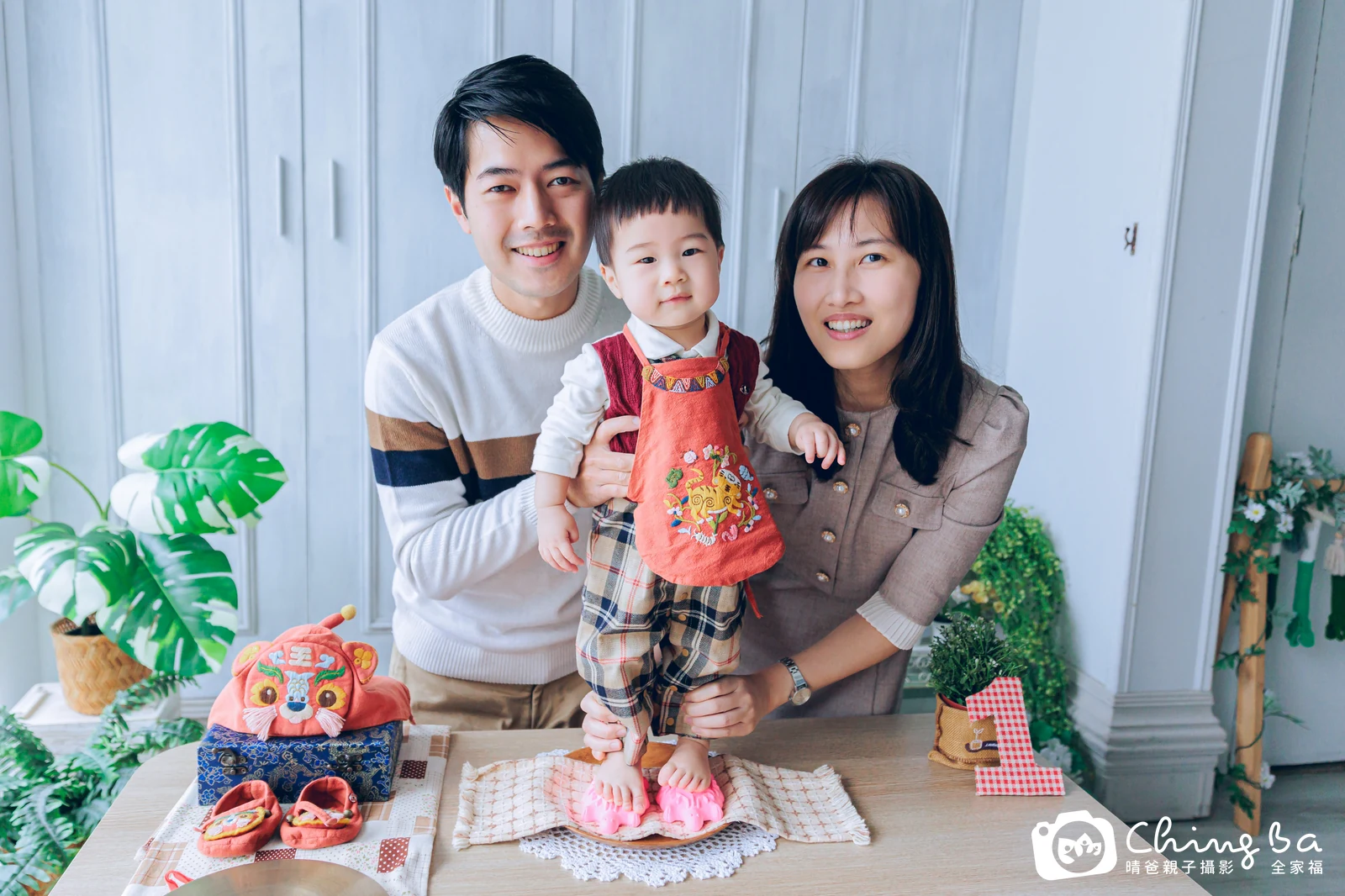 牌 1 歲 1 個月寶貝 台中小家庭抓周紀念照｜晴爸親子攝影