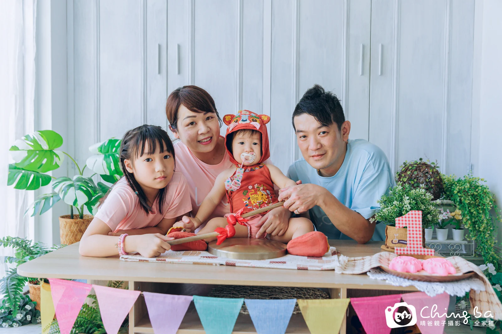 小家庭抓周拍作品|2025 年秋季|晴爸親子攝影
