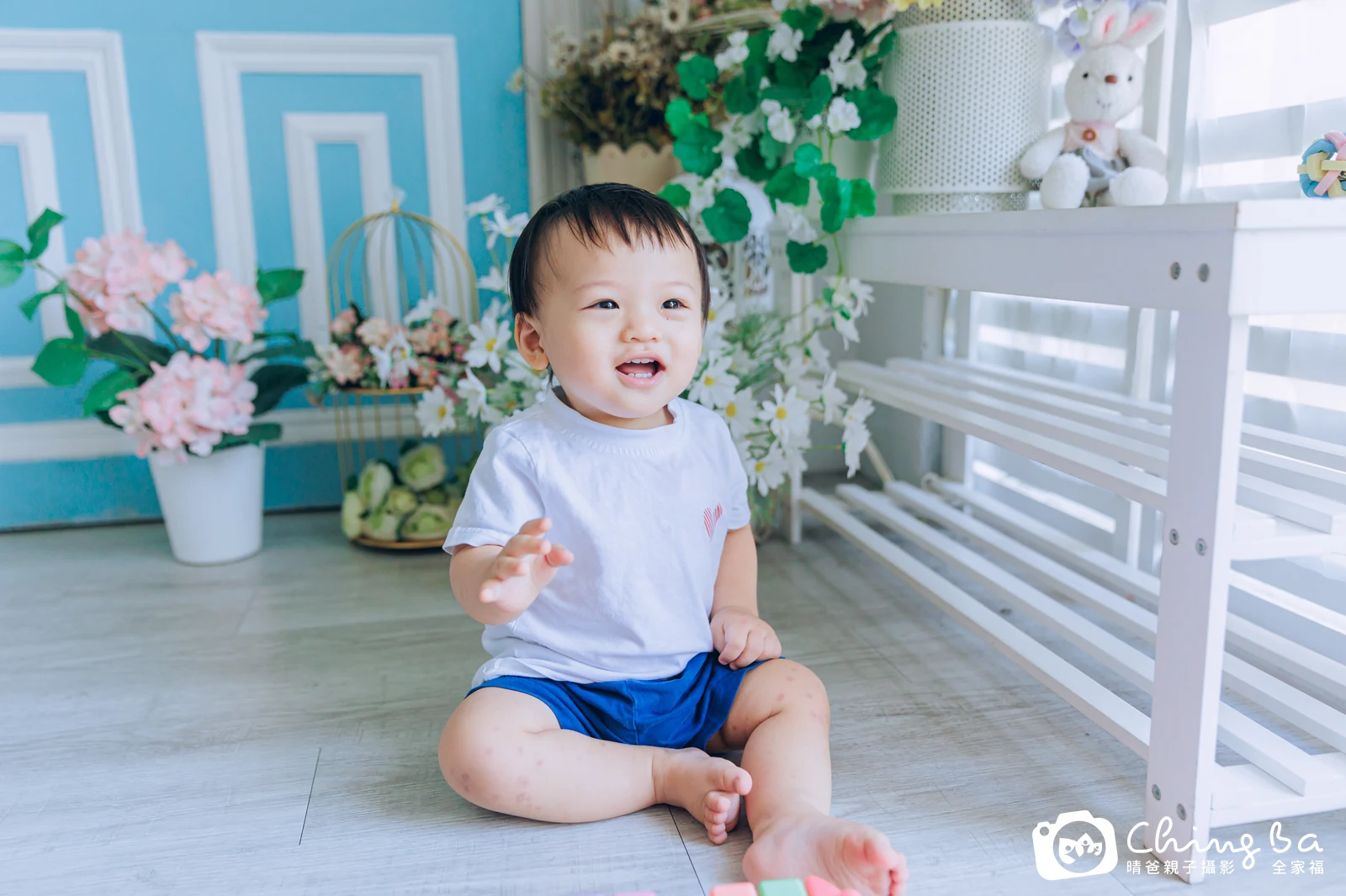 約 1 歲寶貝的王子麵拍抓周，7 大 1 小的周歲紀念