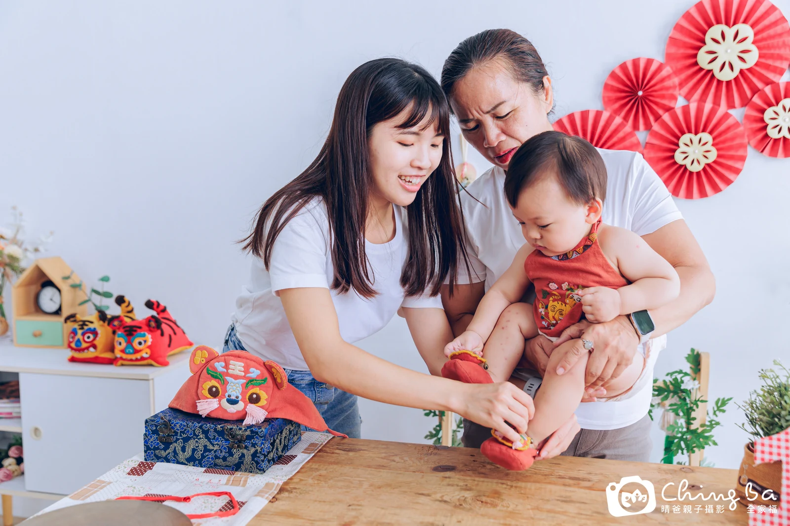 約 1 歲寶貝的王子麵拍抓周，7 大 1 小的周歲紀念