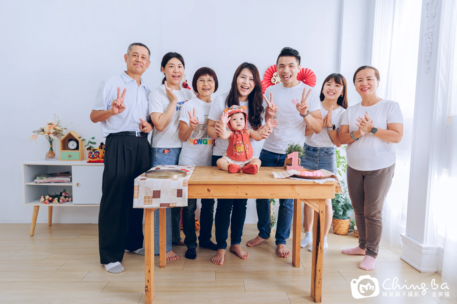 約 1 歲寶貝的王子麵拍抓周，7 大 1 小的周歲紀念