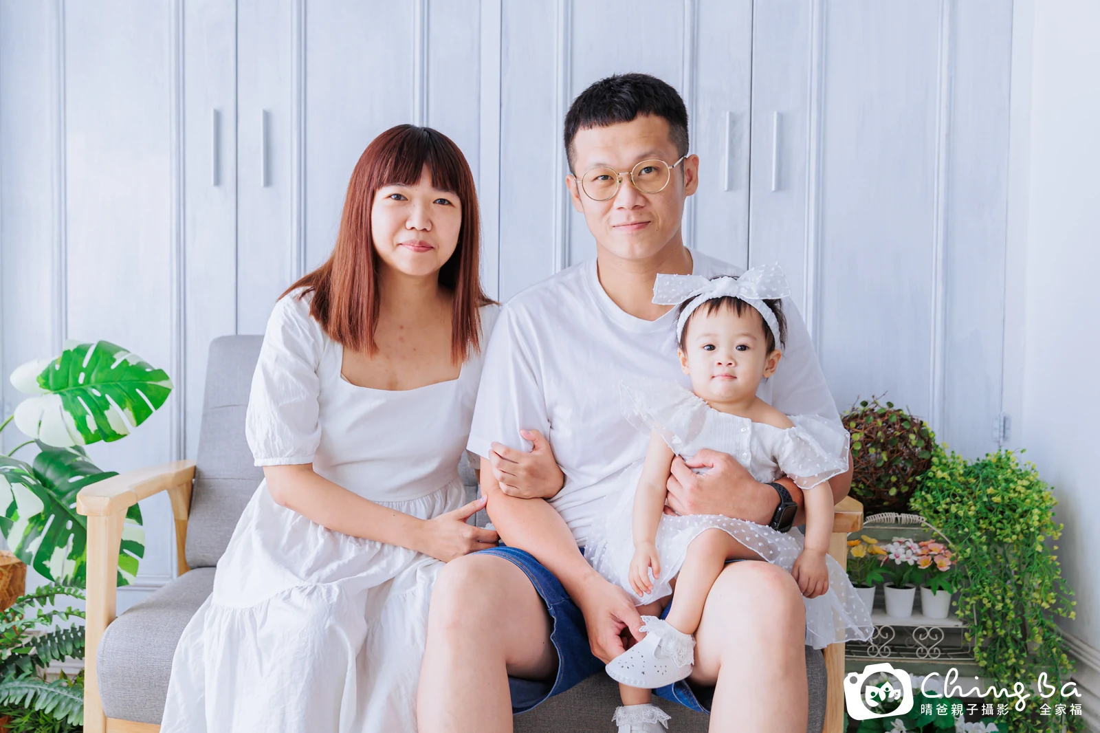 1 歲 1 個月寶貝的玥拍抓周，2 大 1 小的周歲紀念