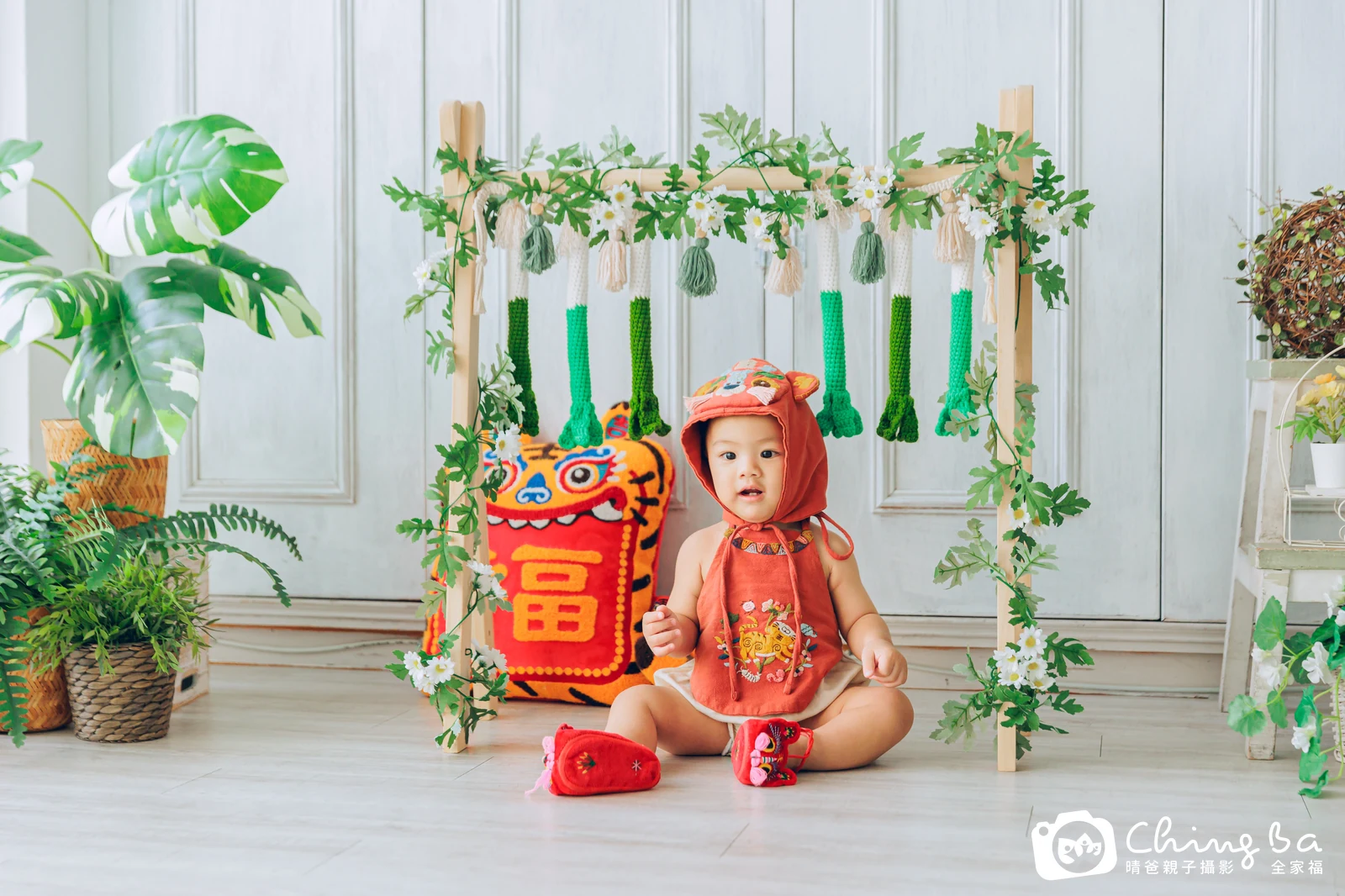 1 歲寶貝的小哆哆拍抓周,2 大 1 小的周歲紀念