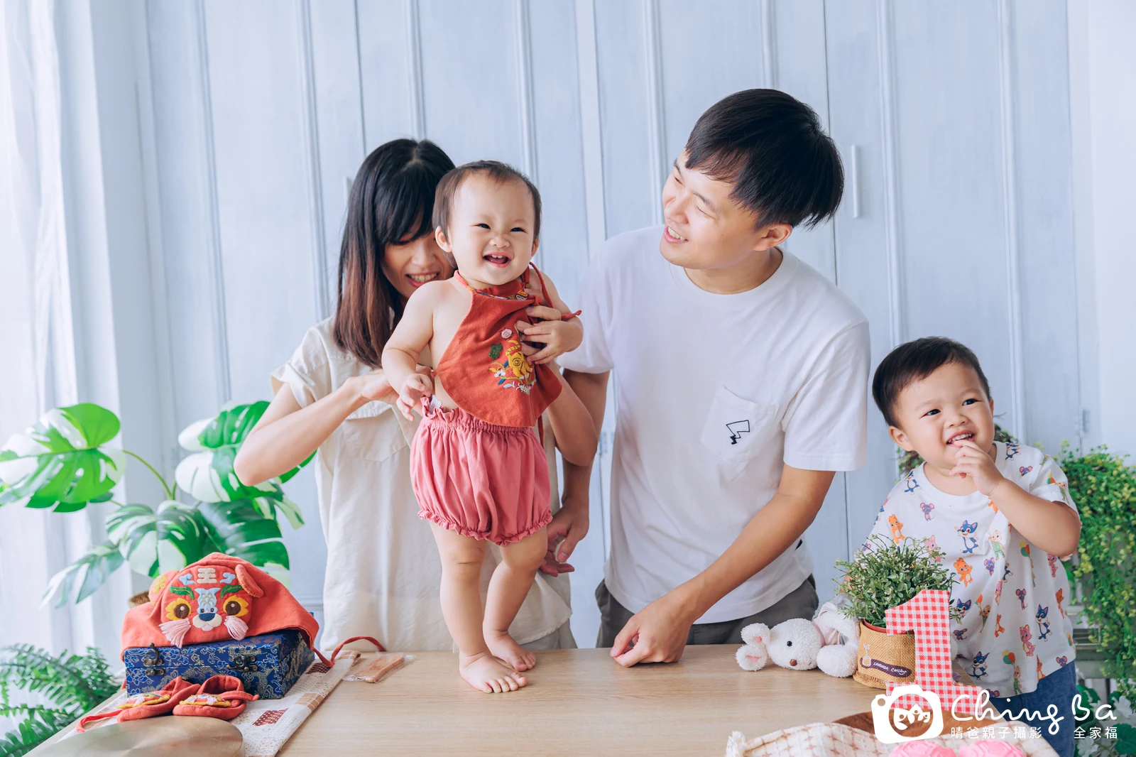 霏霏周歲抓周儀式的紀錄（2024 年夏季）