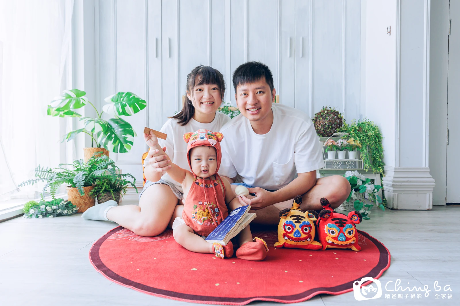 約 1 歲寶貝的安安拍抓周,2 大 1 小的周歲紀念