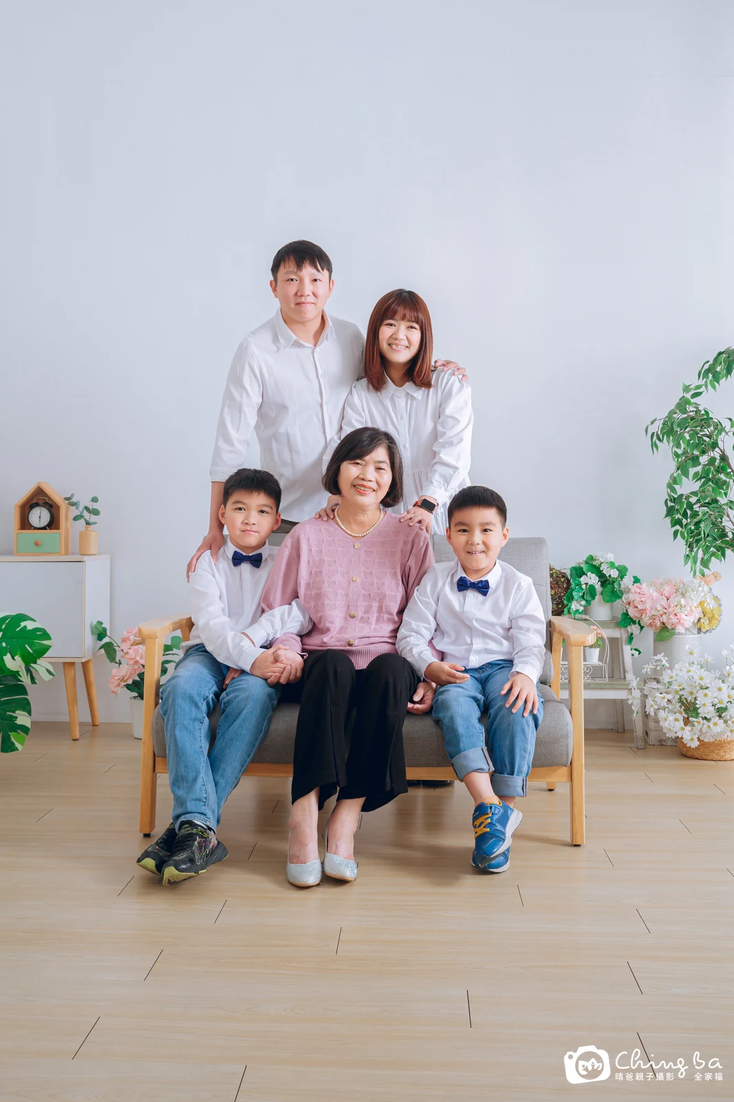 2025 年新春的家族全家福，7 大 3 小