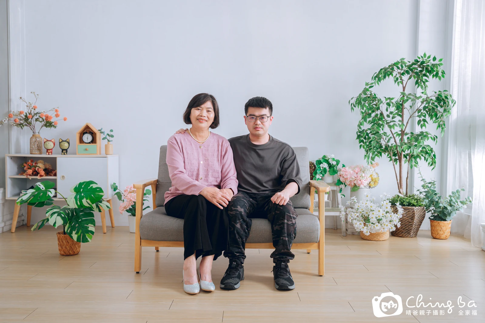 一家人在晴爸攝影棚拍全家福