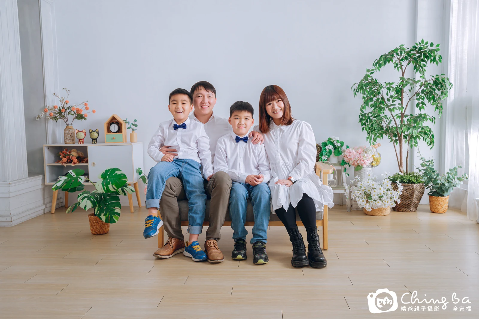 一家人在晴爸攝影棚拍全家福