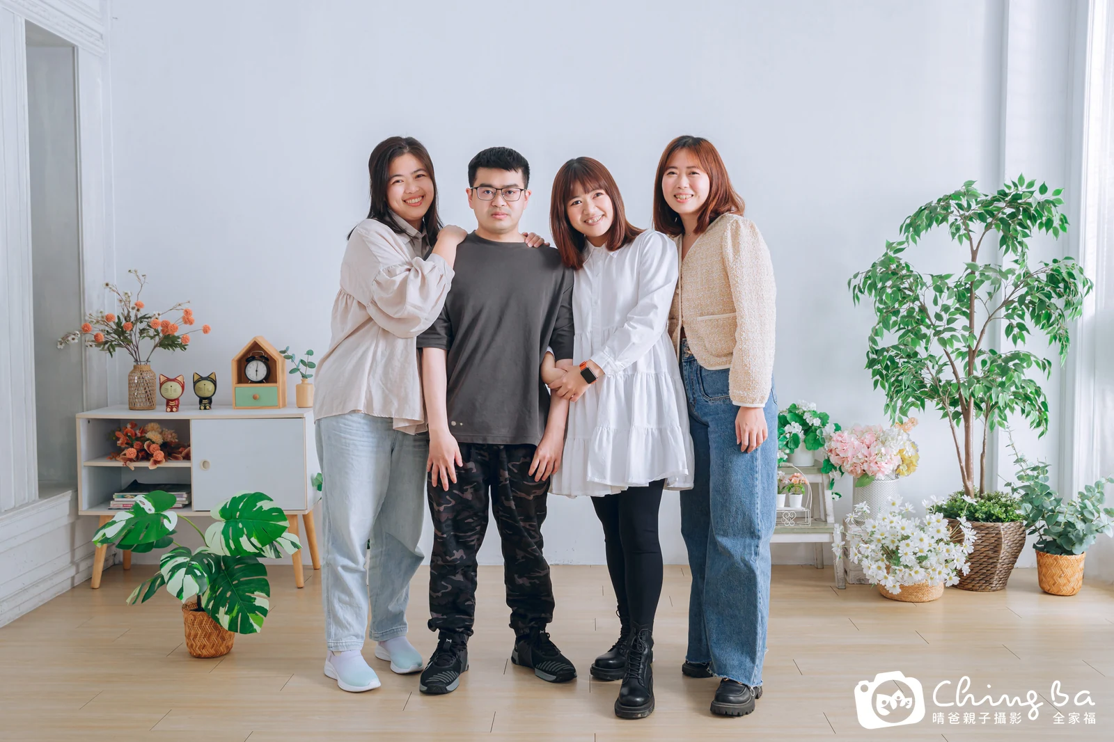 一家人在晴爸攝影棚拍全家福