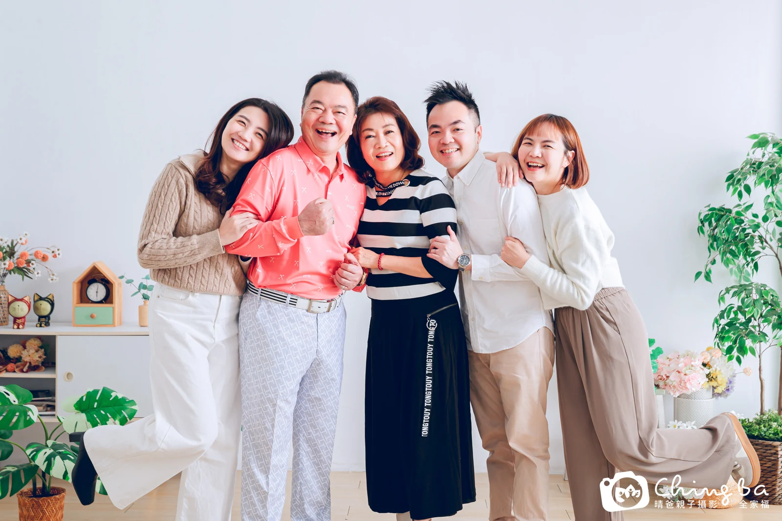 2026 年冬季的家族全家福，8 大 6 小