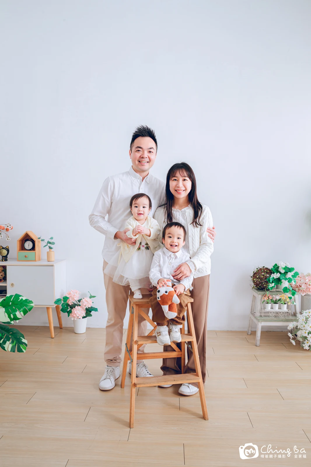 一家人在晴爸攝影棚拍全家福