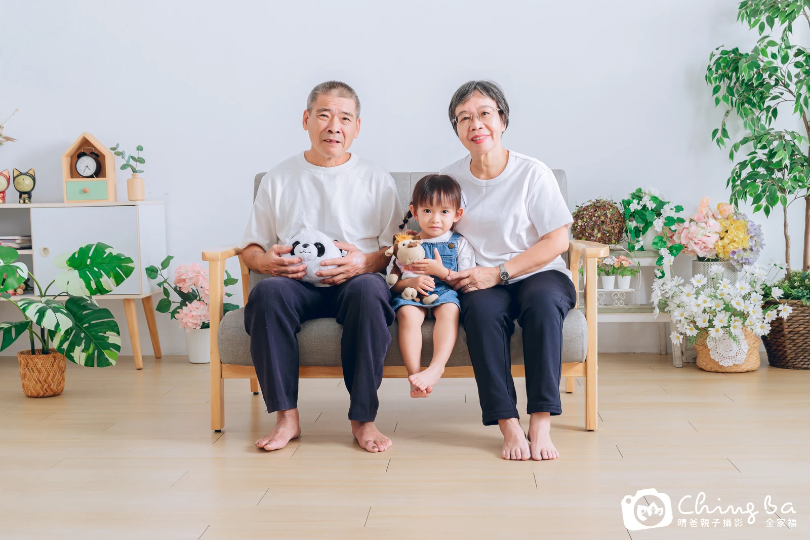2023 年冬季的家族全家福，6 大 1 小