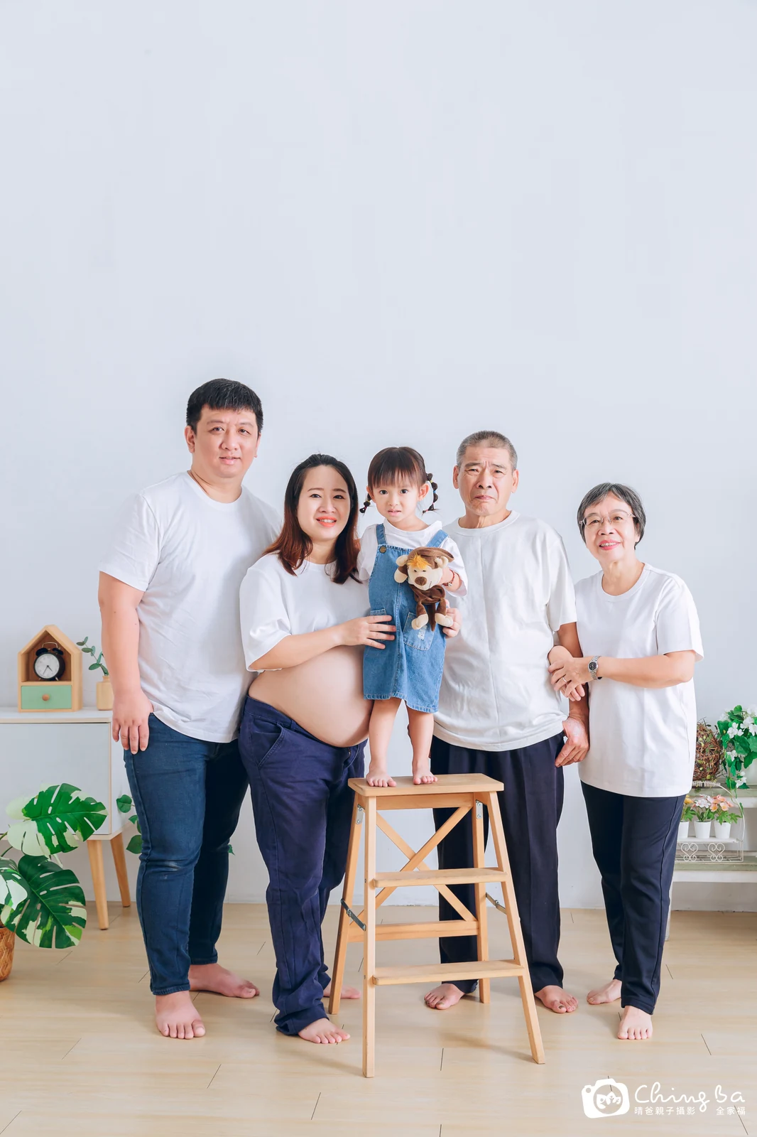 2023 年冬季的家族全家福，6 大 1 小