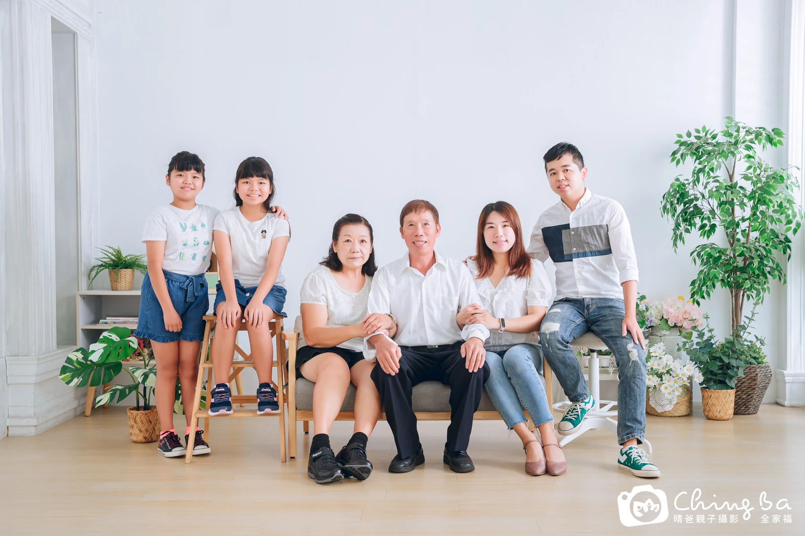 2022 年秋季的家族全家福，7 大 3 小