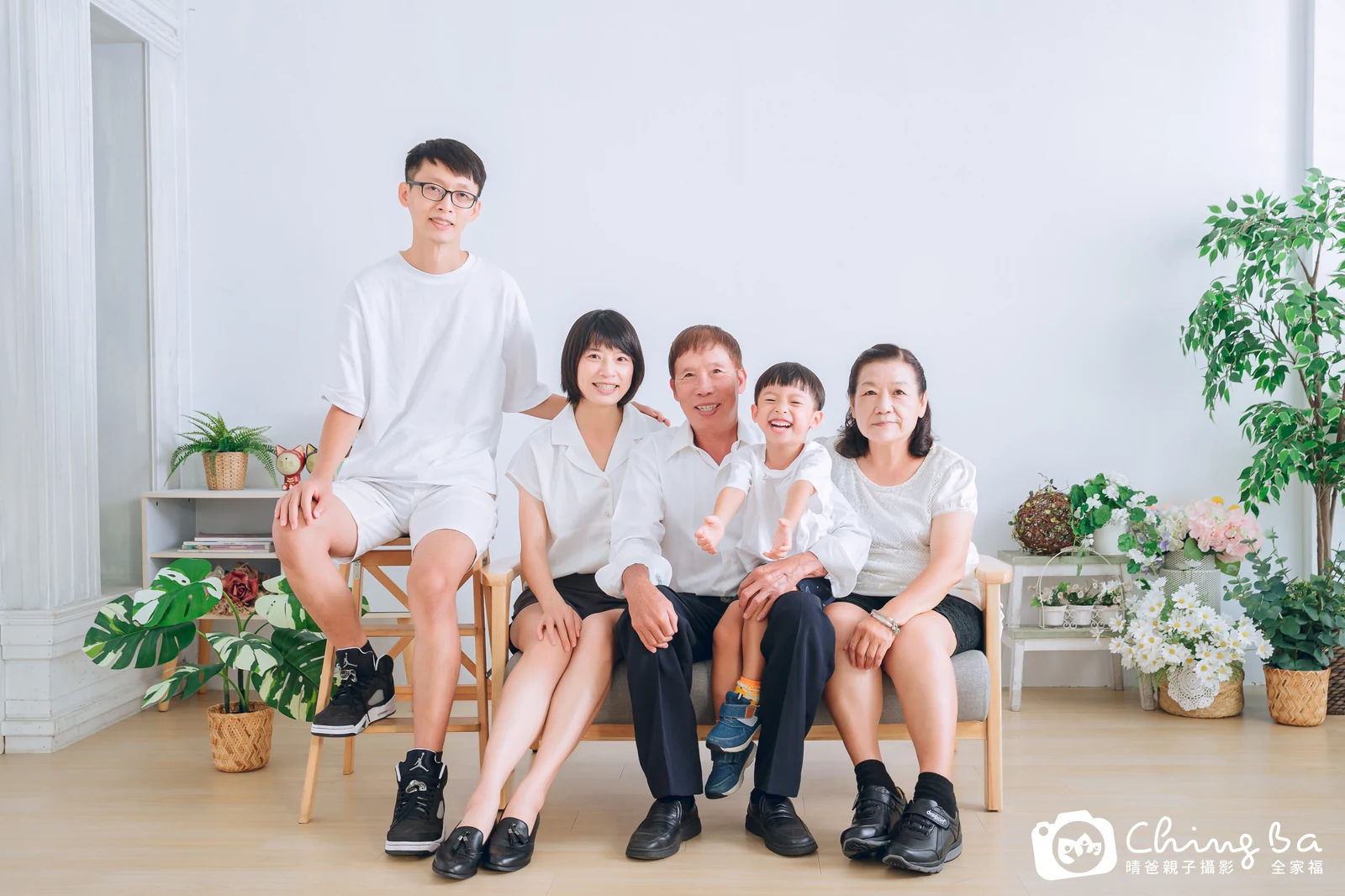 一家人在晴爸攝影棚拍全家福