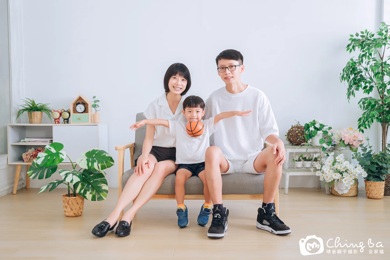 一家人在晴爸攝影棚拍全家福