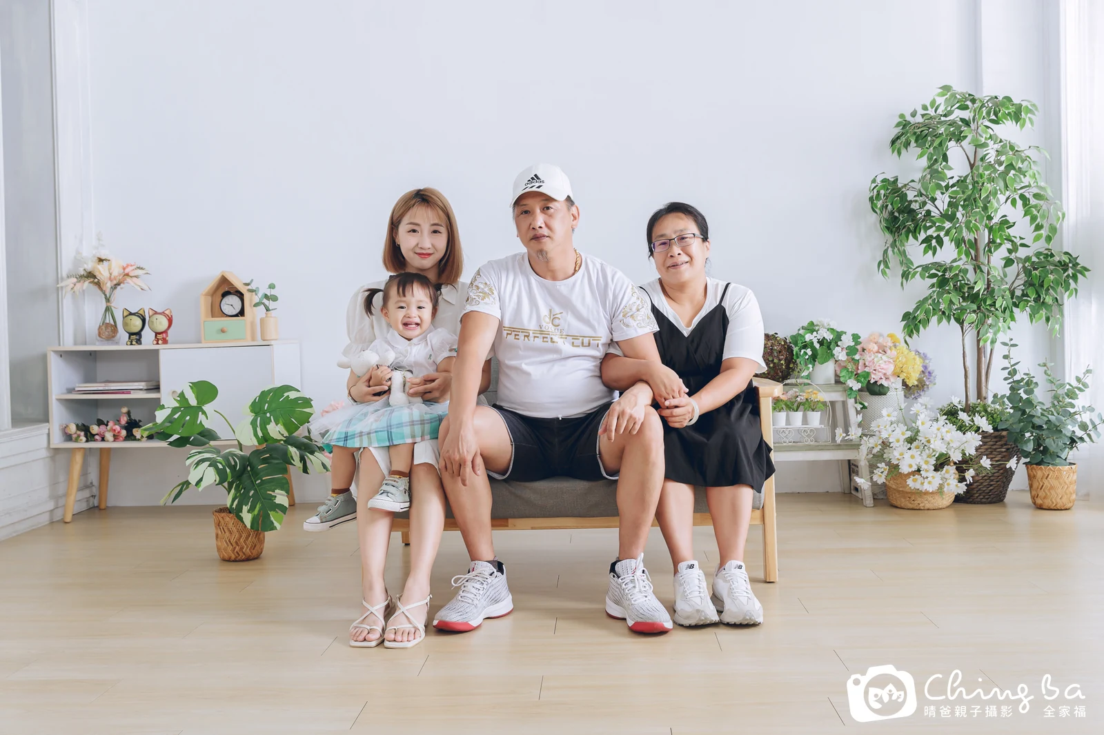 2023 年夏季的家族全家福,4 大 2 小