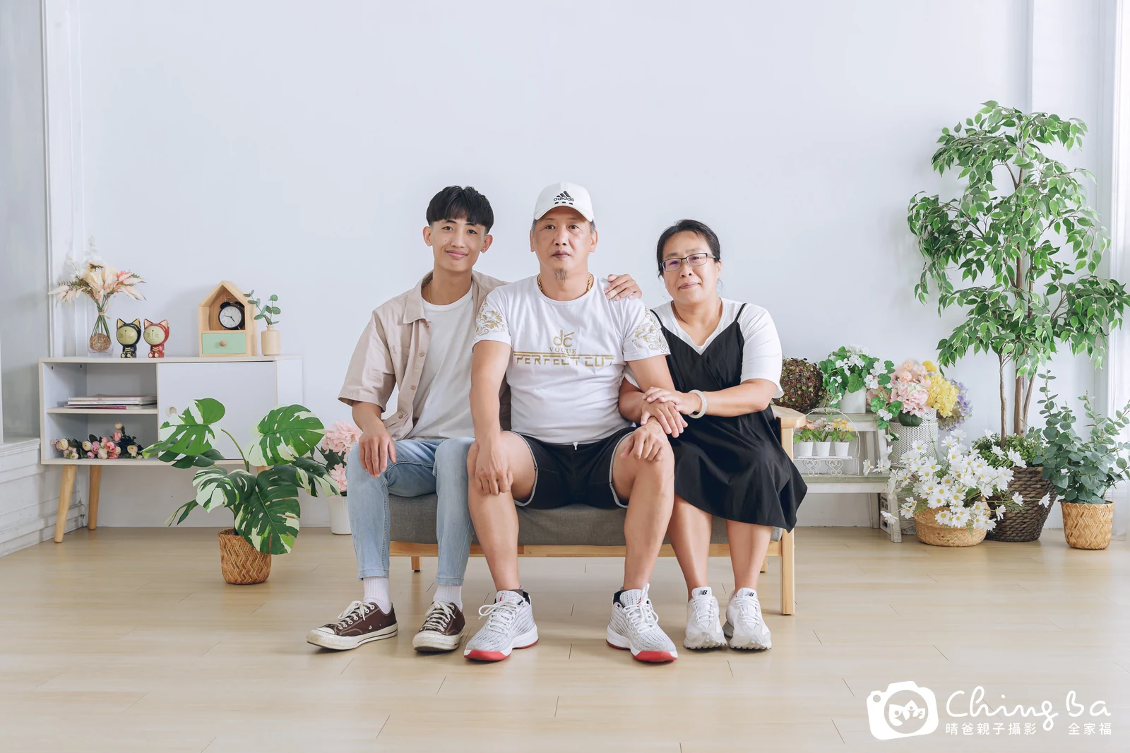 一家人在晴爸攝影棚拍全家福