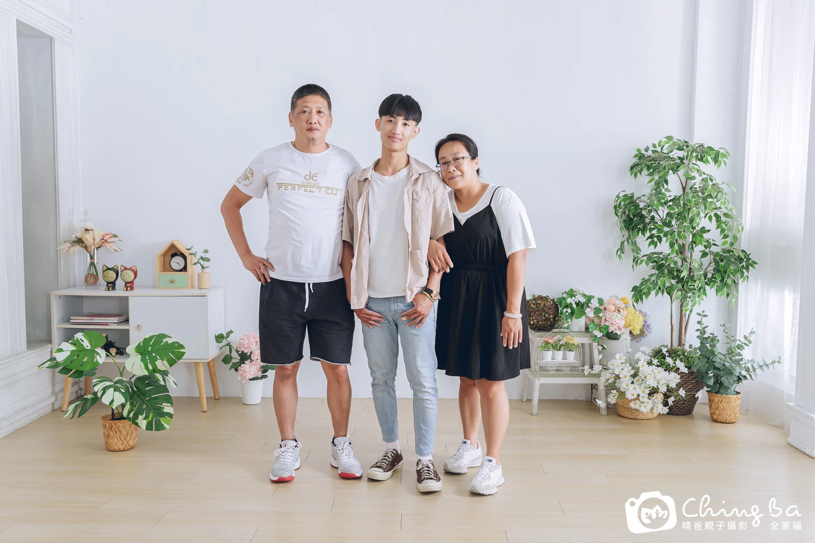 2023 年夏季的家族全家福，4 大 2 小