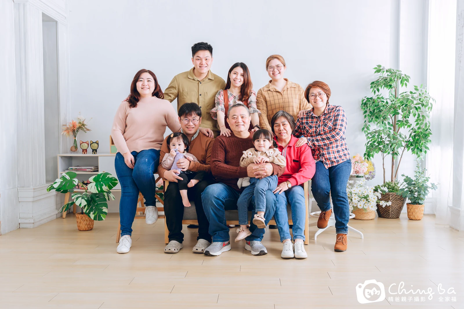 幾個小家庭一起拍的全家福｜台中家族全家福｜晴爸親子攝影