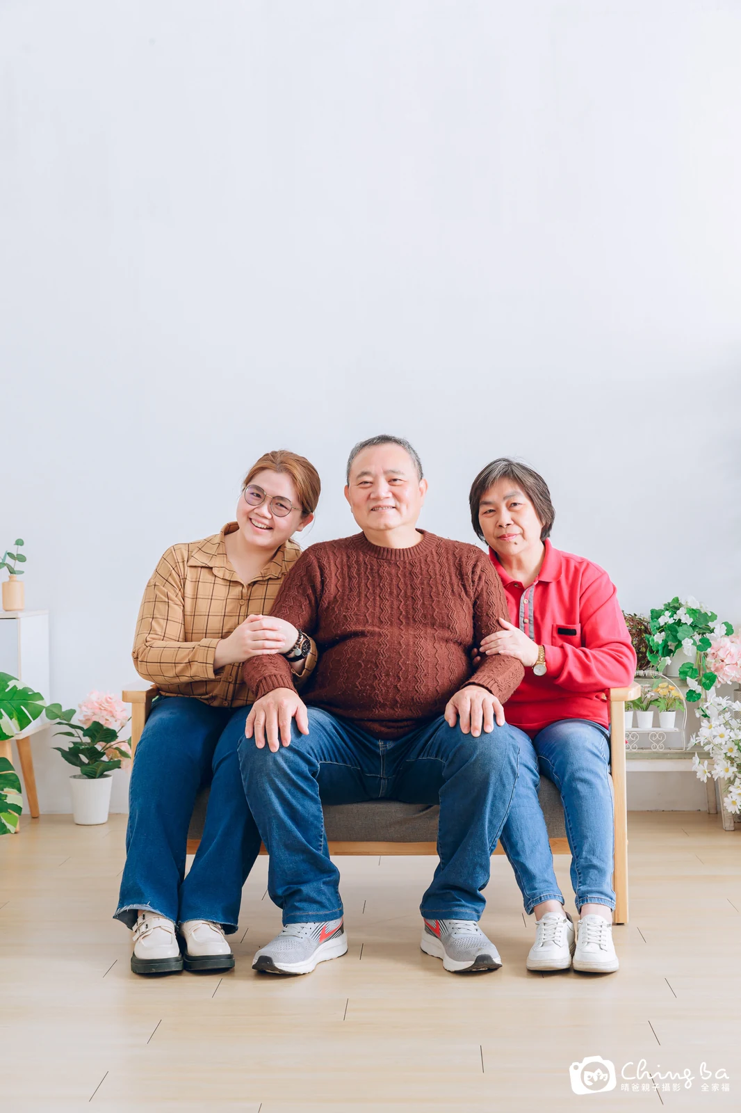 2023 年冬季的家族全家福，8 大 2 小