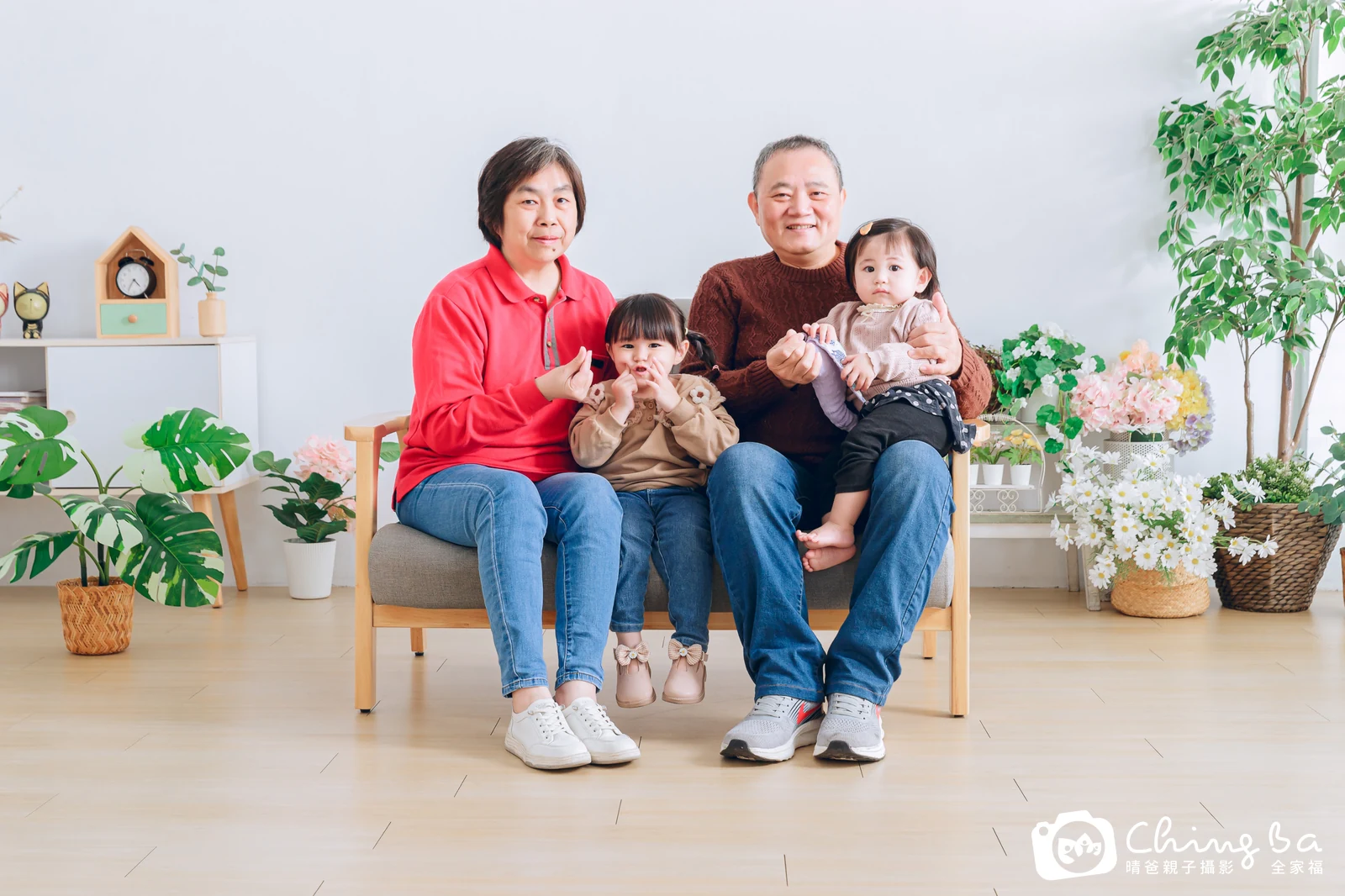 一家人在晴爸攝影棚拍全家福