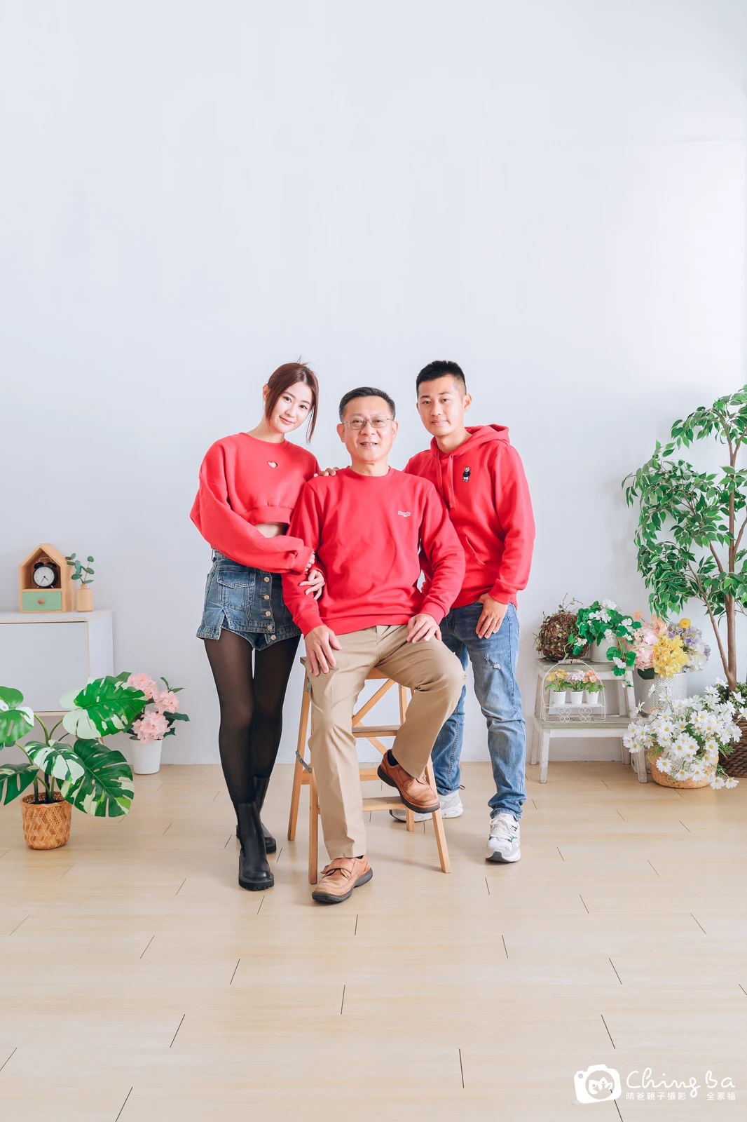 一家人在晴爸攝影棚拍全家福