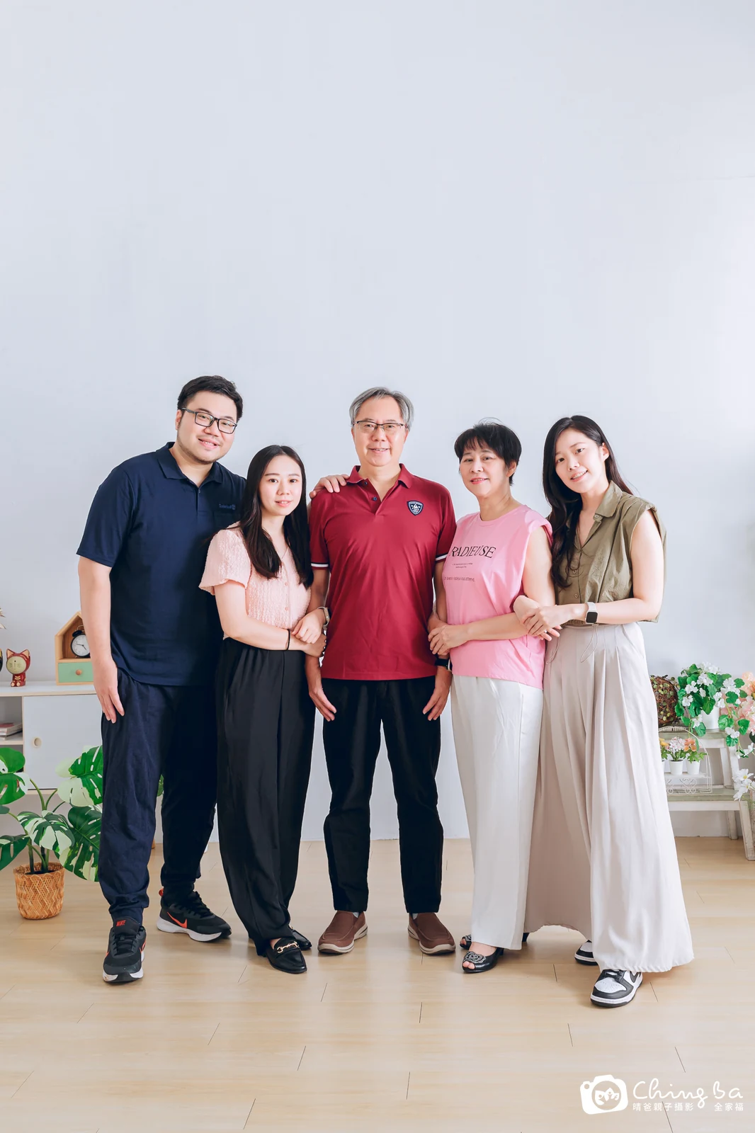 2023 年夏季的家族全家福,5 大 0 小